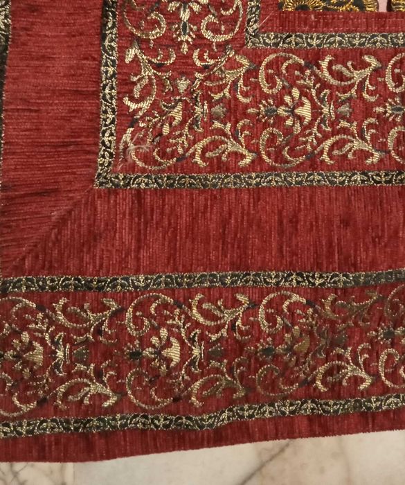 Tapeçaria/toalha de mesa bordado como antigo em metálico dourado
