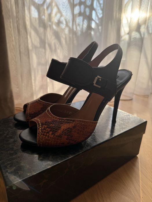 Елегантні босоніжки на підборах з натуральної шкіри