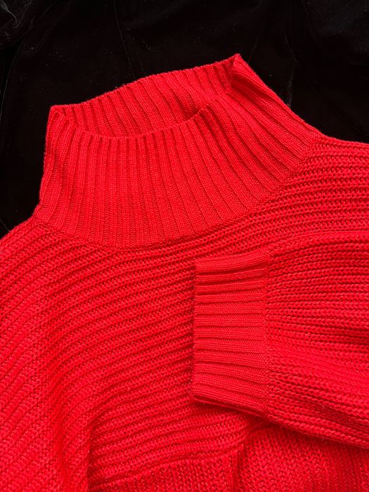 czerwony sweter sweterek golf na jesień