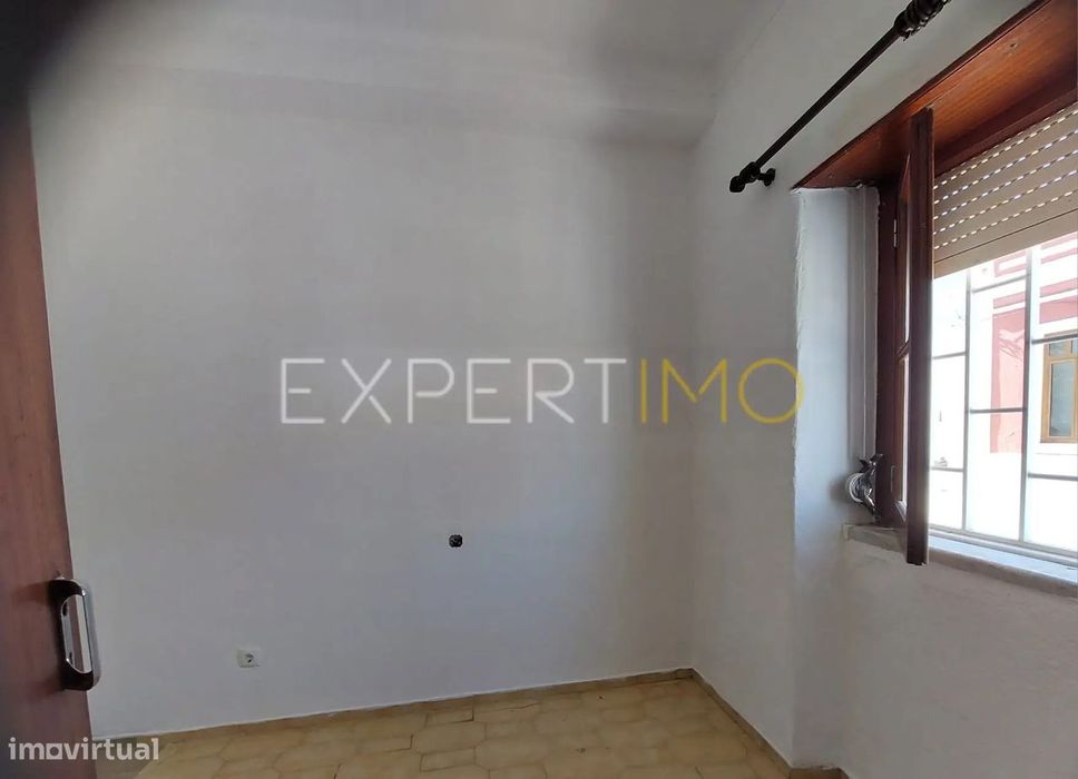 Moradia T2 com Quintal em Bairro Histórico e Perto da Praia