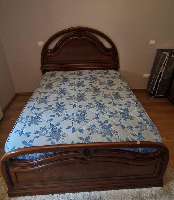 Mobília variada (mesa, cama)