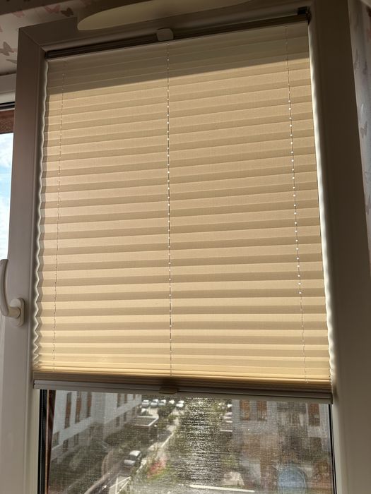 Plisy  rolety okienne  kolor ecri kremowy 124 cm. x 61 cm,  lekki perłowy kolor 2 szt
