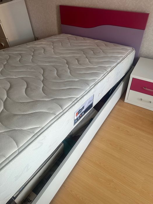 Sommier com colchão e mesa de cabeceira