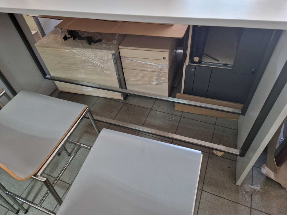 Hokery Profim, krzesła barowe + solidny stół barowy.