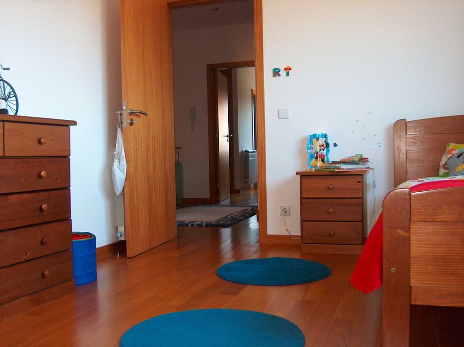 conjunto cama+colchão+mesinha+cómoda