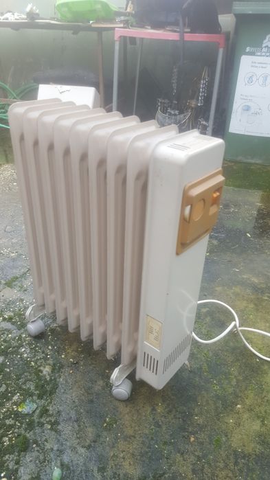Aquecedor  a óleo  super grande  e a  funcionar corretamente