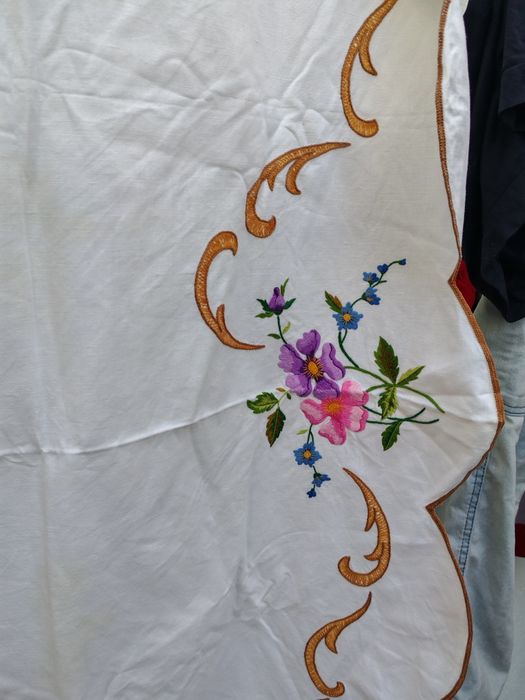 Toalha bordada em linho mede  1,75 x1 1,40