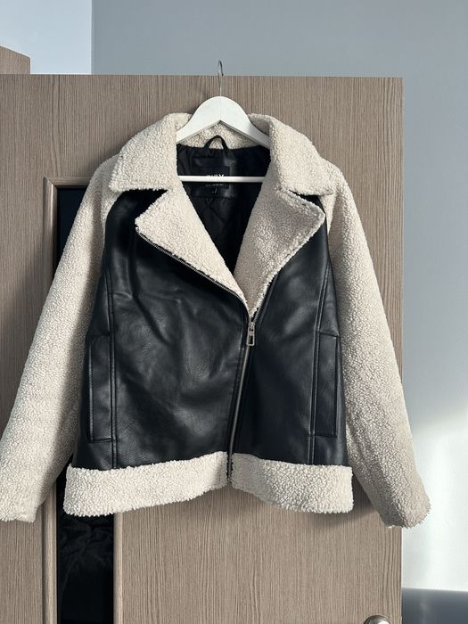 Женская куртка дубленка кожаная черная с белым мехом тедди