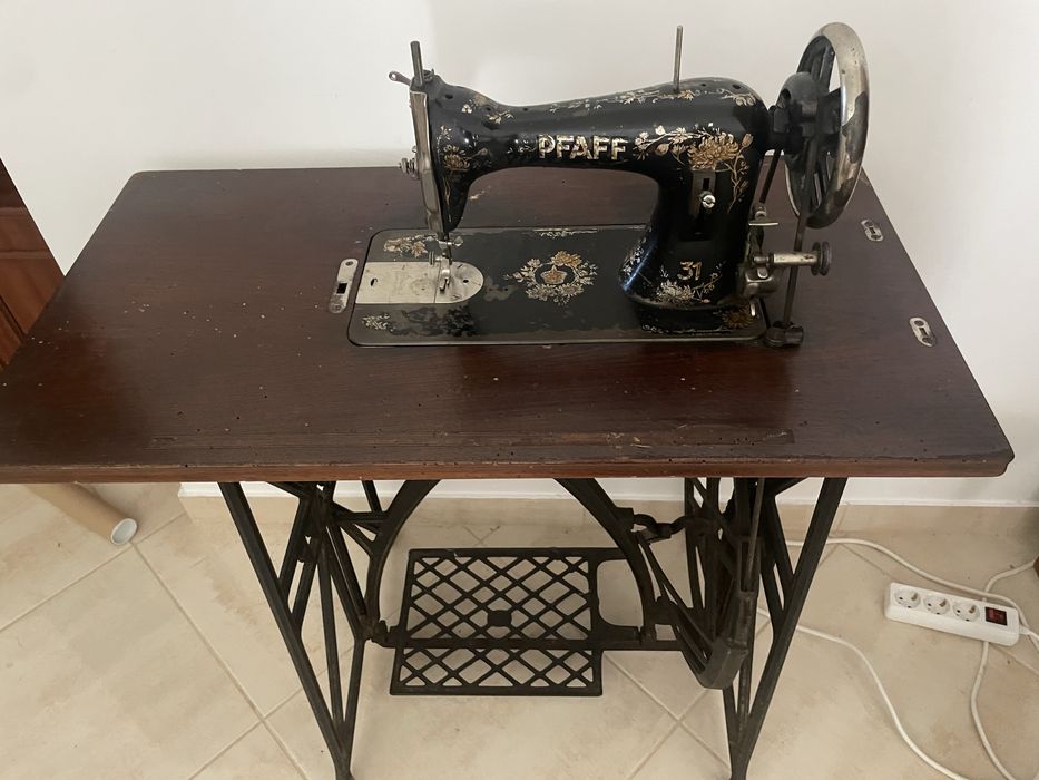 Máquina de Costura Antiga Pfaff Clássica (Modelo 31) com Base em Ferro