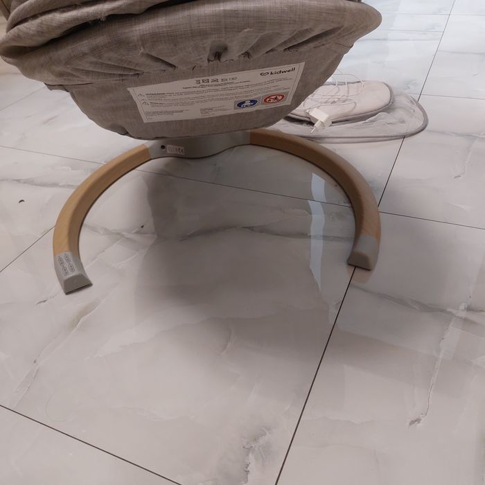 Заколисуючий центр гойдалка