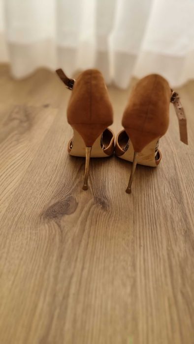 Sapatos de Salto Alto em Camurça