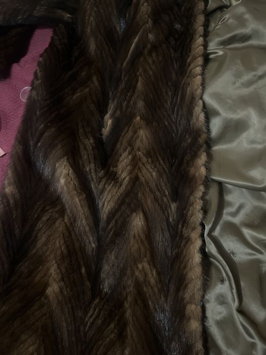 Норкова шуба шита полосами