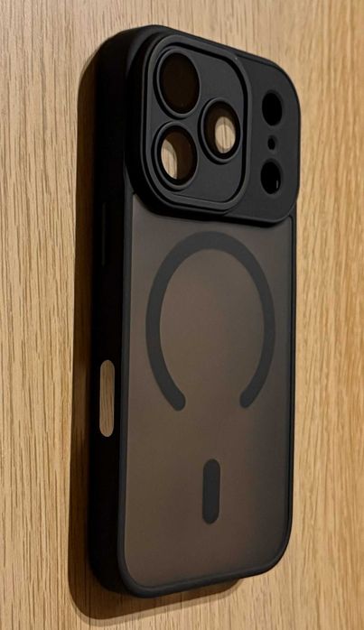 Etui iPhone 17 Pro MagSafe z osłoną aparatu półprzezroczyste czarne