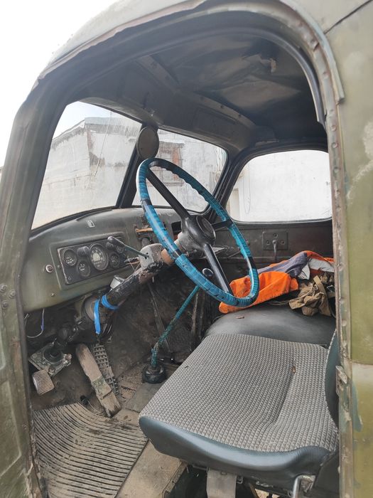 Продам зіл 157... В додачу є маніпулятор з гачком гусак.