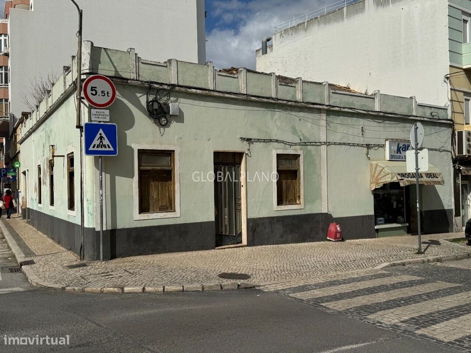 Imóvel Por Reconstruir Destinado a Habitação ou Comércio