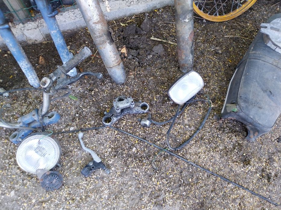 Lote de peças antigas de motorizada.