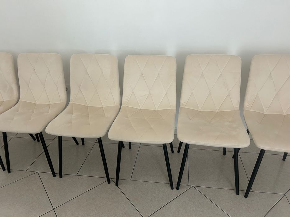 Vendo conjunto de 8 cadeiras Lyke em veludo bege, composto por:  * 1 pack de 6 cadeiras Lyke em veludo bege * 1 pack de 2 cadeiras Lyke em veludo bege