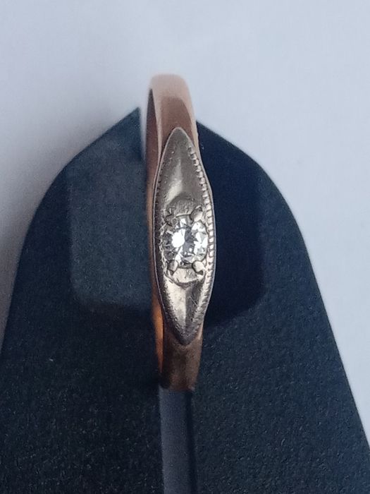 Продам золотое кольцо с бриллиантом.