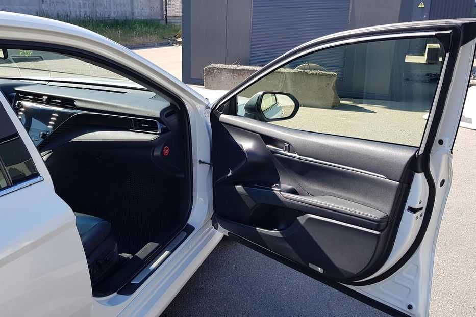 Продам Toyota Camry 2.5 L4 HYBRID (XV70, VIII) 2019