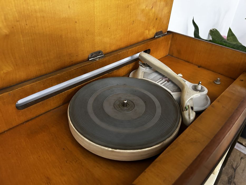 Diora Menuet Ukf radio lampowe z gramofonem