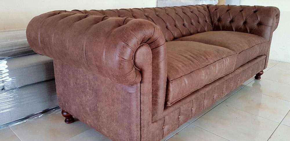 Sofá Chesterfield pele sintética reciclada- NOVO