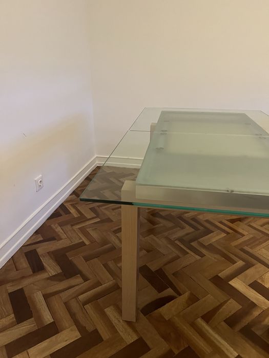 Mesa com tampo de vidro