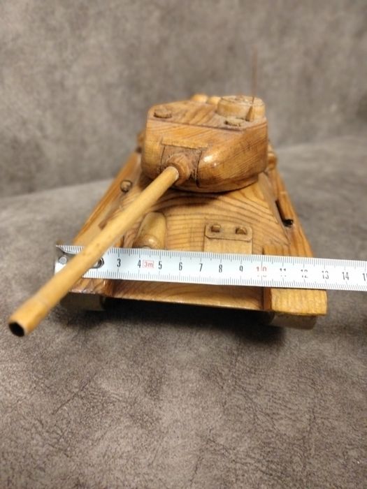 Модель из танка Т-34 из дерева.Кабинетный вариант.