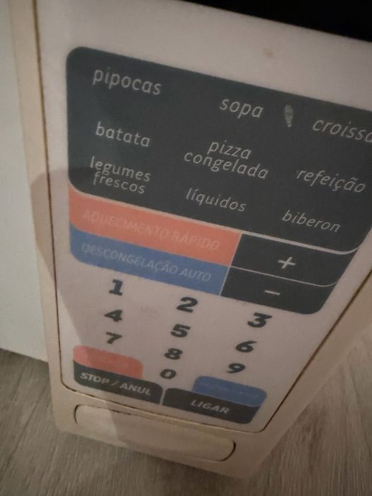 Microondas em funcionamento branco