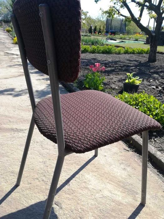 krzesło na metalowej podstawie