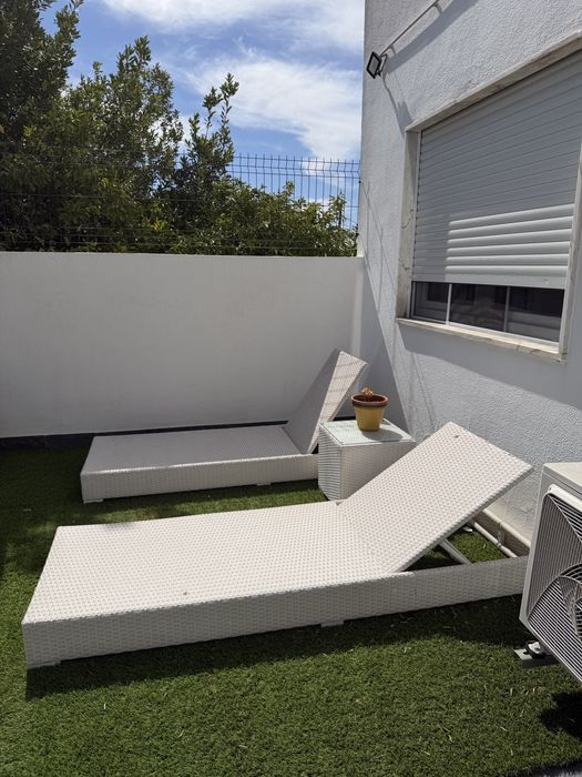 Conjunto de espreguicadeiras com mesa