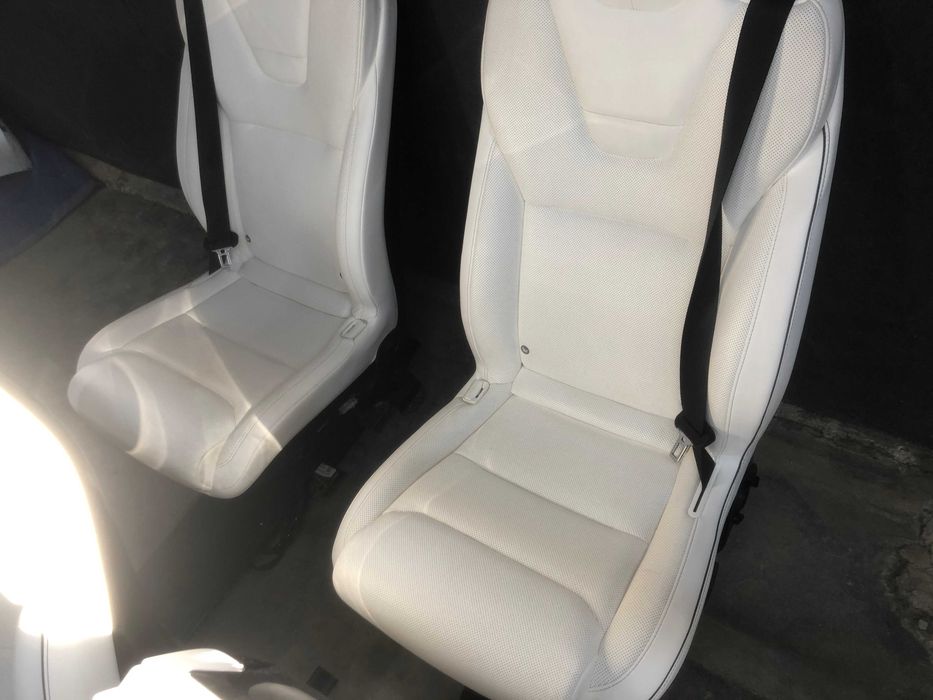 Сидіння на Tesla X