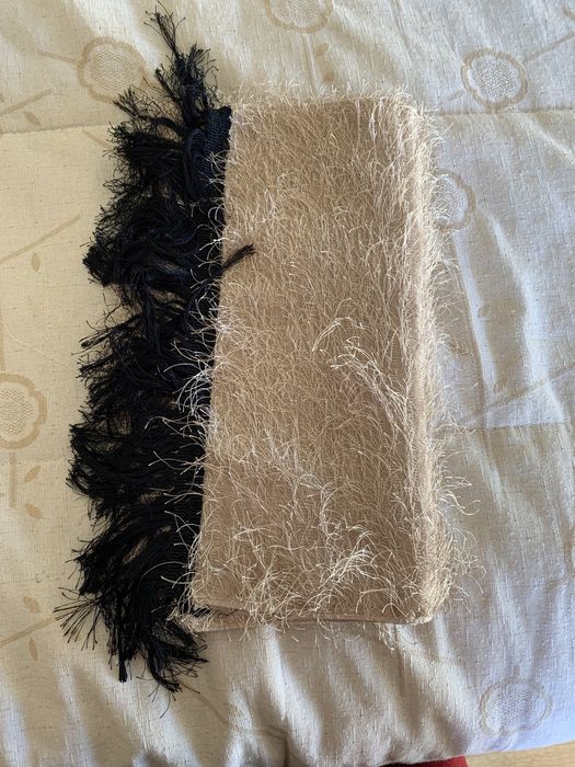 Lenço dourado com franjas pretas