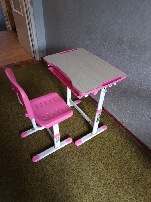 Парта детская, розовая.