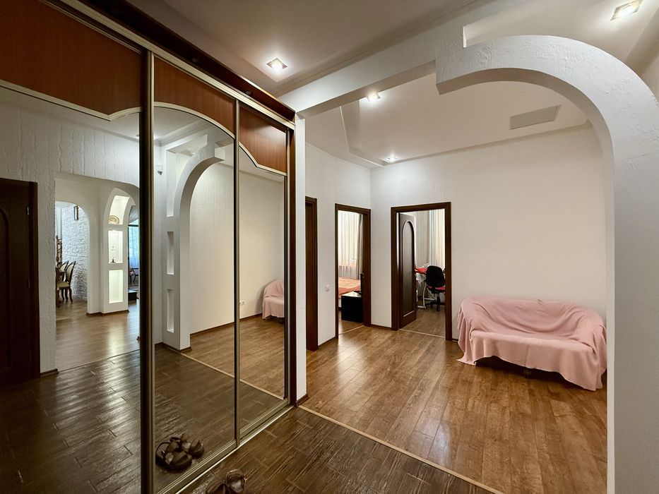 Четырехкомнатная квартира в коттедже на СухомФонтане.Гараж.Автономка.