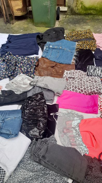 Lote de roupa, calçado e malas.