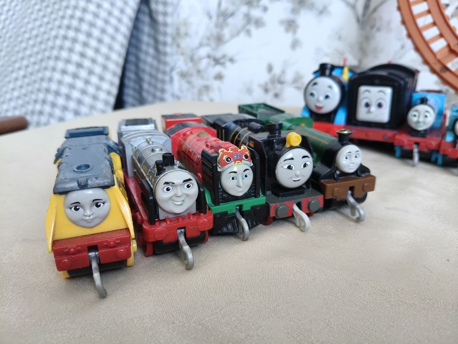 Велика колекція Thomas & Friends — 24 паровозики + рейки + літак