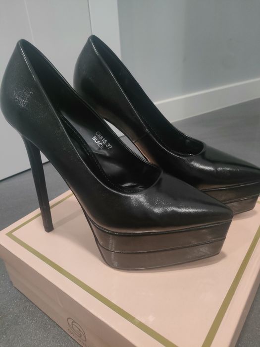 Czarne szpilki na platformie Givana