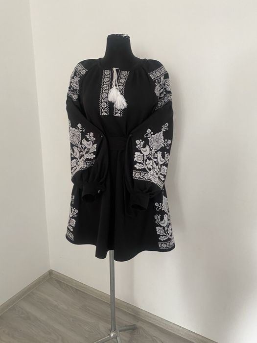 Стильні Вишиті Сукні