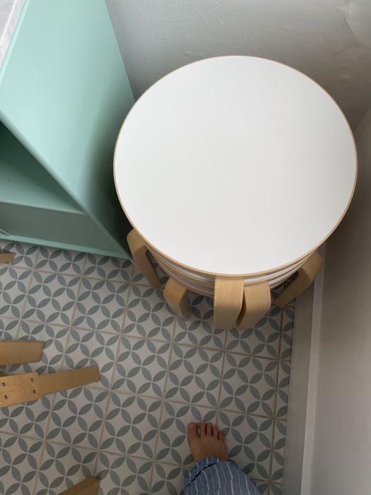 4 bancos Artek Stool 60 — Alvar Aalto — bétula e laminado branco