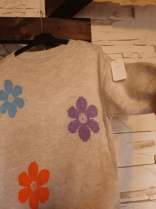 Piękna nowa beżowa bluzka z kolorowymi kwiatkami