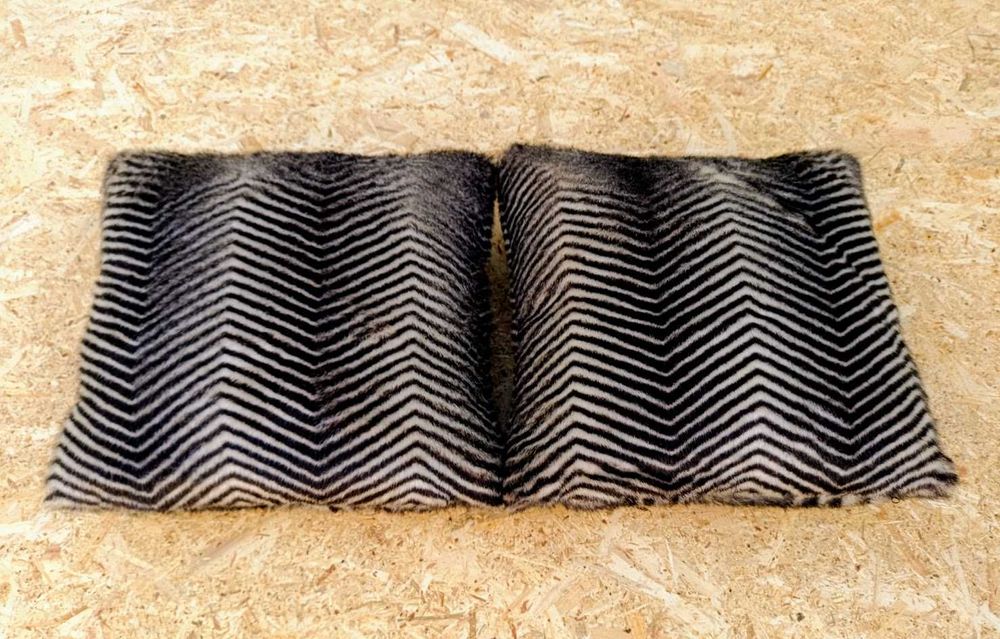 Par de almofadas em tecido padrão zebrado