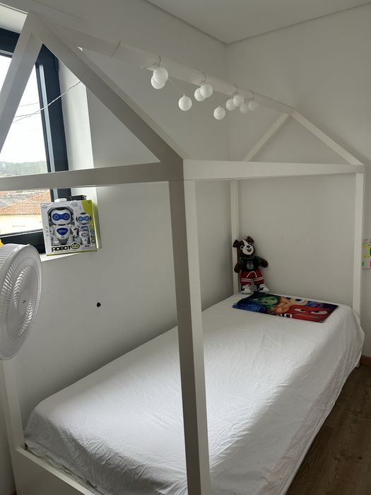 Cama infantil com recuo.