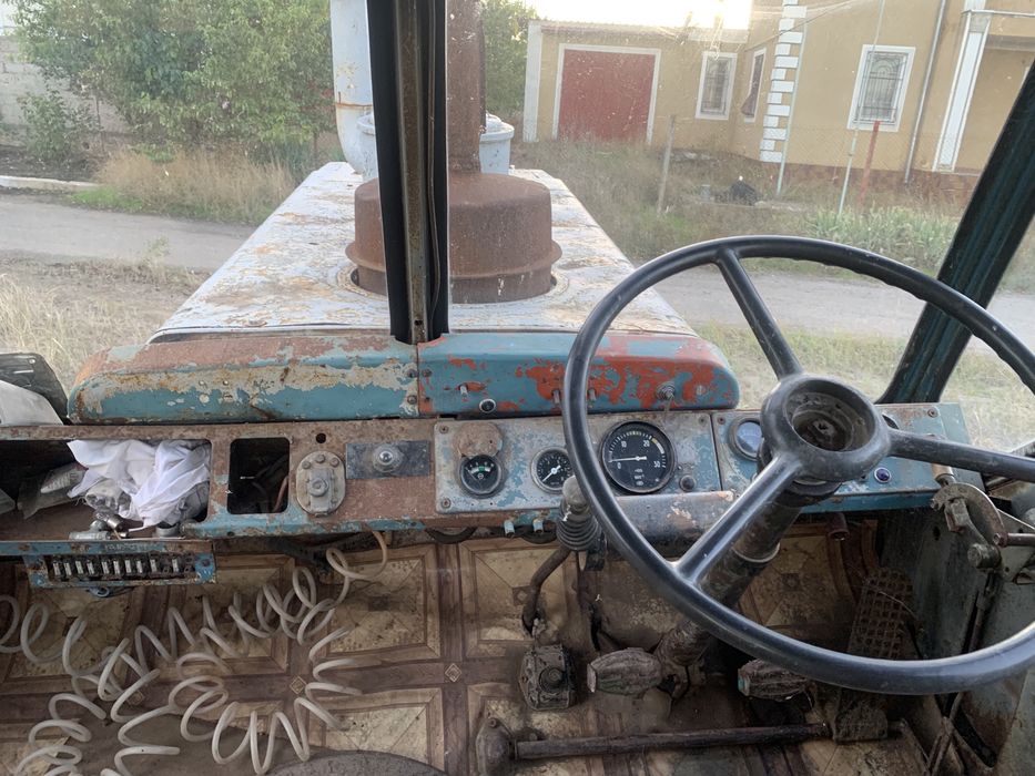 Трактор Т-150 з дісковою і плугом