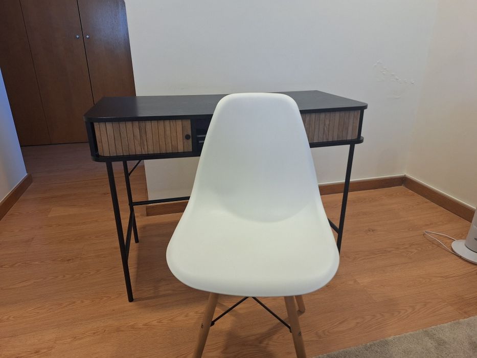 Secretaria e cadeira