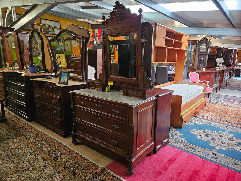 Cómoda antiga em madeira e tampo em pedra mais espelho - Bom estado g