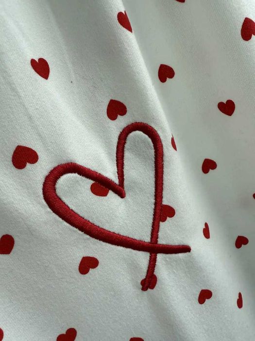 Біла жіноча піжама з червоними сердечками