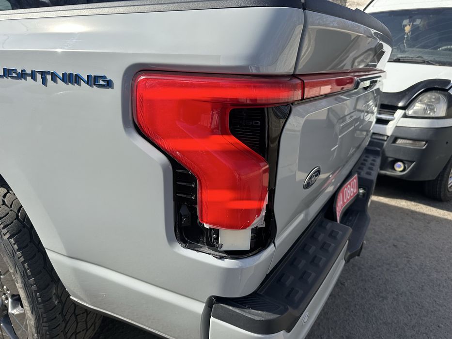 Ford f-150 Lightning NL3413B505BF  фара , стоп сигнал .  Фонарь
