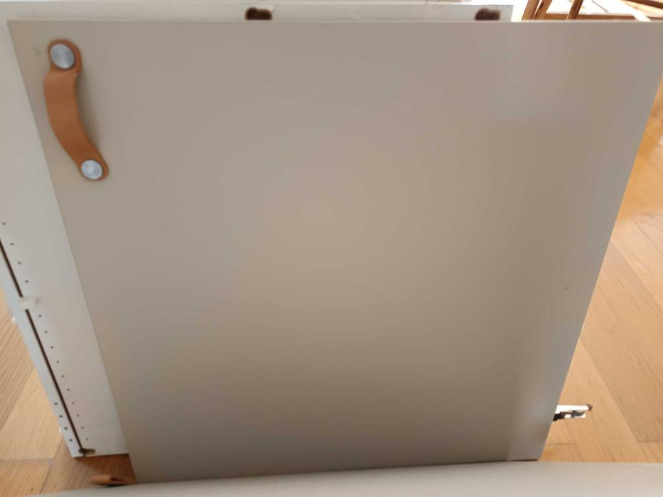 Um guarda-roupa IKEA PAX moderno e elegante