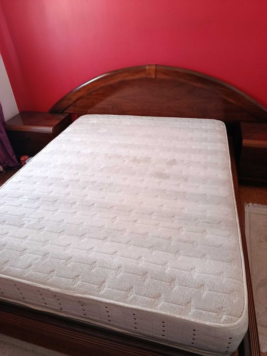Cama de casal  com mesas de cabeceira