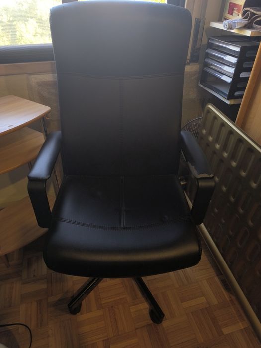 Cadeira preta de secretária
